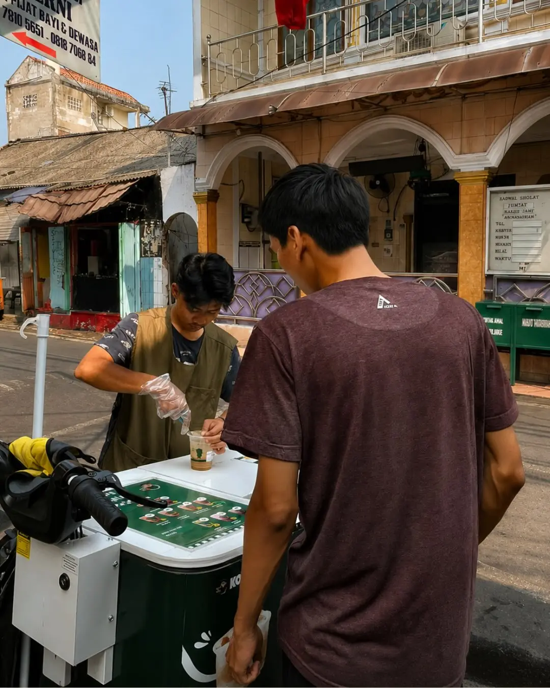 Buddy menyiapkan minuman di gerobak KopiBuddy